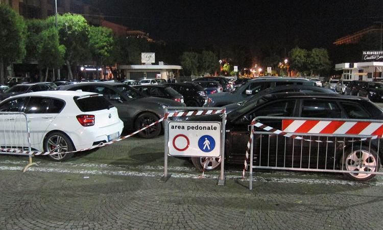 Civitanova, inutili le multe in piazza XX Settembre: ancora invasa dalle auto dei "furbetti"