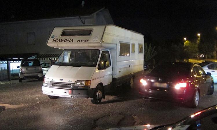 Montecosaro, posteggia il camper e parte con un amico: parcheggio bloccato