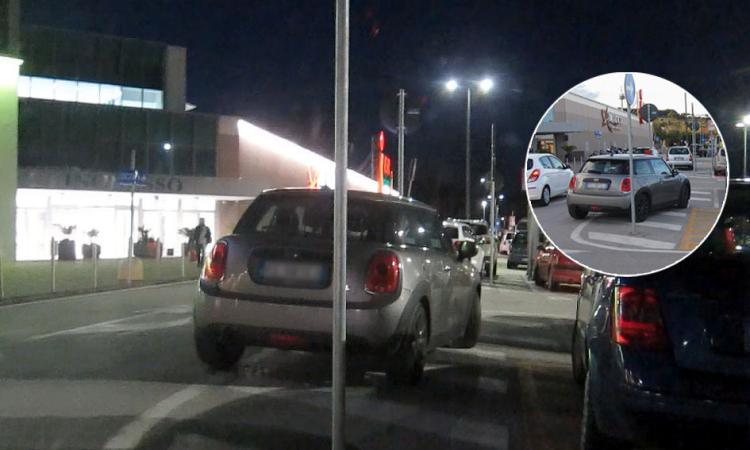 Civitanova, parcheggi selvaggi al Cuore Adriatico: quando perseverare è diabolico