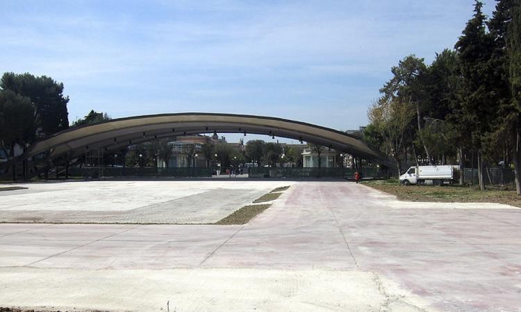 Civitanova, rom accerchiano giovane mamma: sul web la rabbia del compagno