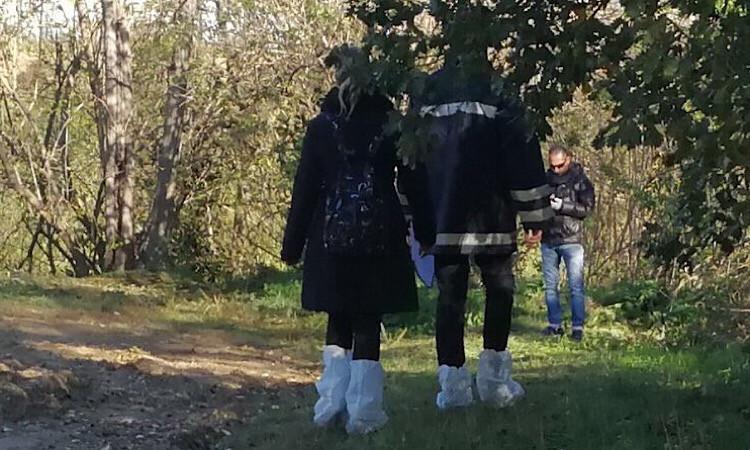 Il mistero della donna trovata morta lungo il fiume a Tolentino: si fa strada l'ipotesi del delitto