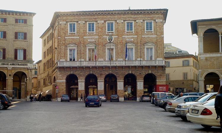 Macerata, Il palazzo comunale si veste di viola per la quarta giornata mondiale per la lotta al tumore al pancreas