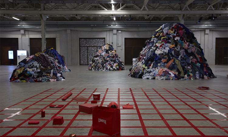 “Take me (I’m Yours)”: la mostra collettiva all’Hangar Bicocca, fino al 14 gennaio