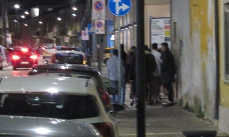 Civitanova, notte brava per un gruppo di giovani: urla, schiamazzi e cori razzisti in pieno centro - VIDEO