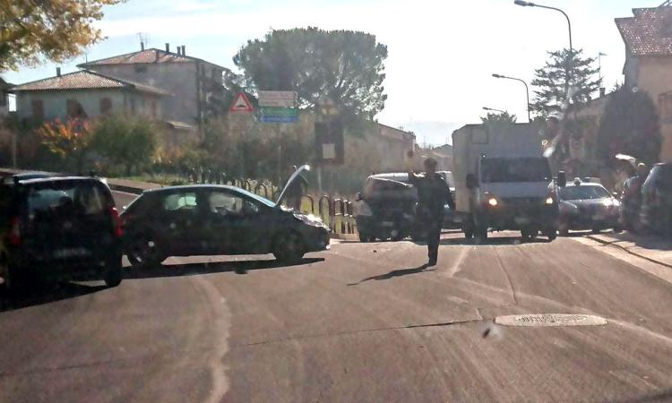 Montecosaro, scontro fra un'auto e un furgone: in due finiscono all'ospedale