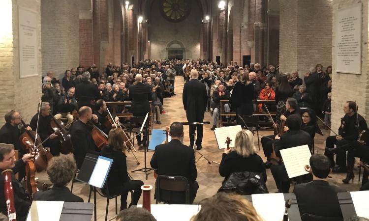 Oltre 1500 persone all’Abbazia di Fiastra per ascoltare il Requiem suonato dalla FORM