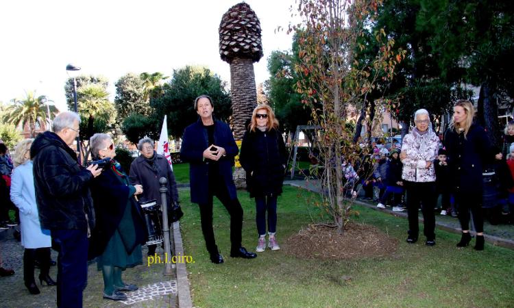 Civitanova, due nuovi arbusti in piazza XX Settembre nel ricordo di Franco Morresi e per tutti i bambini nella città