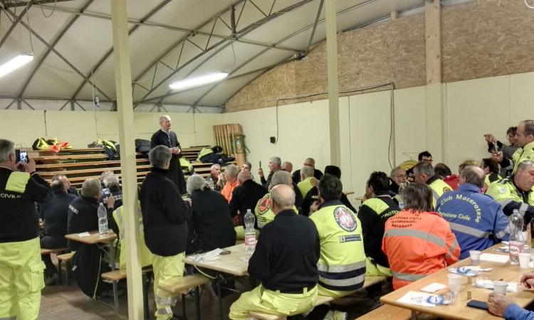 Caldarola, il sindaco diventa cuoco per una notte e cucina per la protezione civile