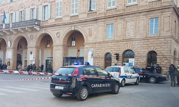 Una pentola a pressione abbandonata in piazza scatena l'allarme bomba a Civitanova