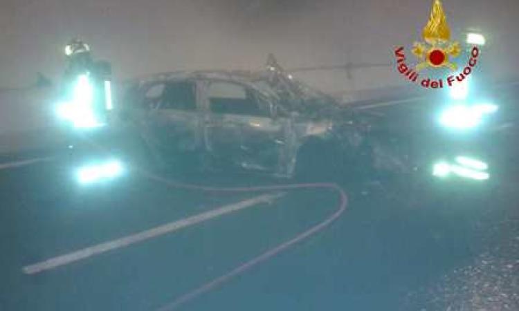 Muccia, auto sbanda in galleria: conducente salvato da un passante prima che la macchina prenda fuoco