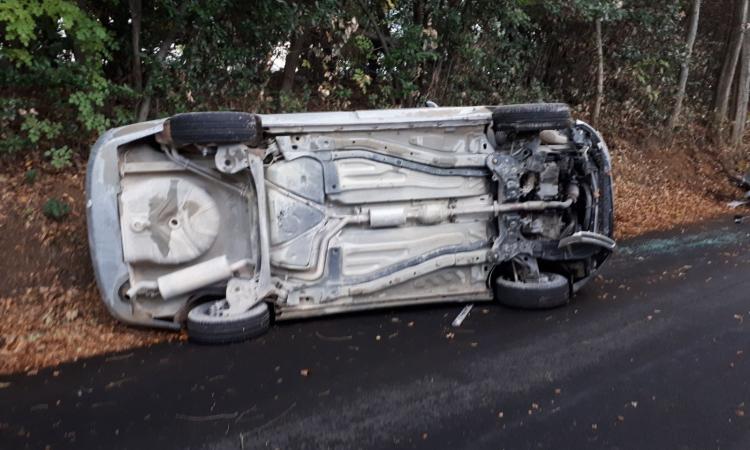 Montecosaro, incidente in via San Giacomo: auto sbanda e finisce sul fianco