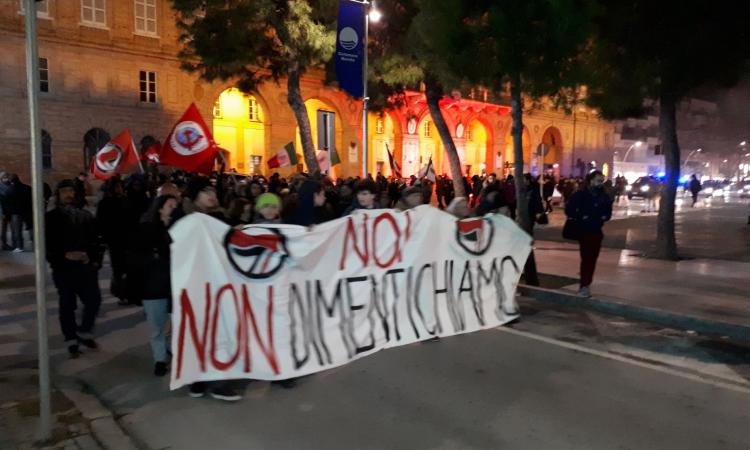 Circa 200 persone hanno sfilato pacificamente per le vie di Civitanova per dire no a ogni forma di fascismo - VIDEO
