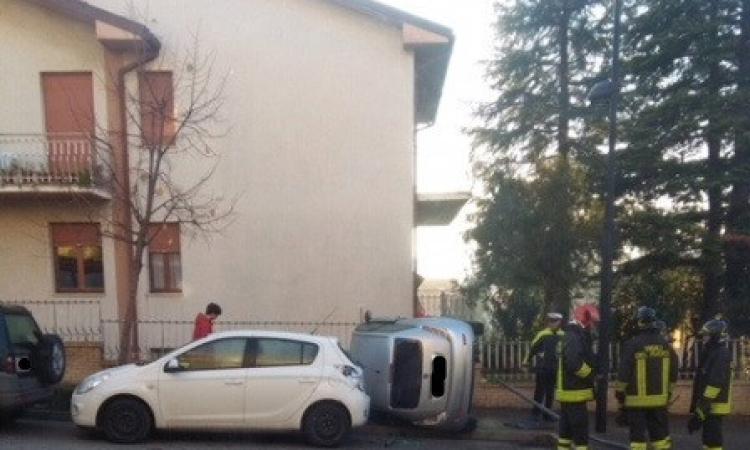 Tolentino, donna perde il controllo dell'auto e finisce su un fianco sopra il marciapiede