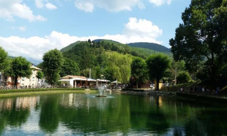 Solidarietà, XTraice  regala a Visso per Natale una pista di pattinaggio in ghiaccio ecologico