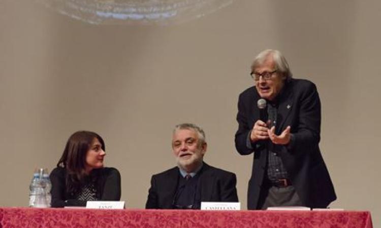 Sgarbi arriva a sorpresa a Monte San Giusto e celebra lo "Johannes Hispanus" di Stefania Castellana
