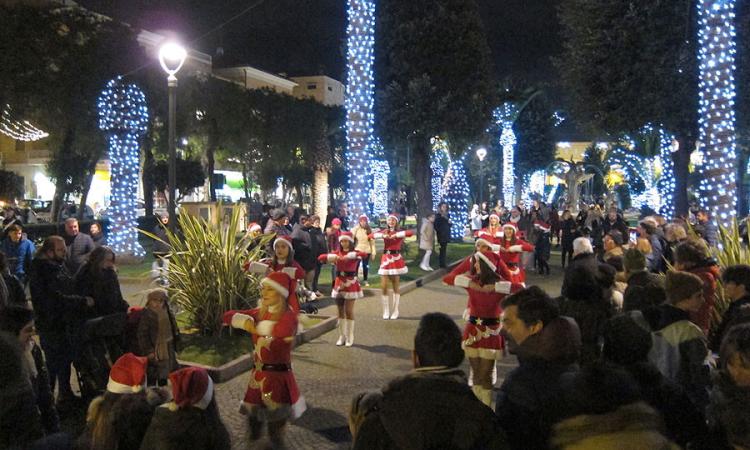 Civitanova s'illumina di Natale e fa il pieno di visitatori
