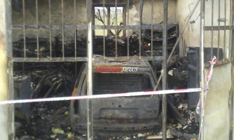 Spavento a Chiesanuova di Treia, garage prende fuoco vicino all’abitazione - FOTO