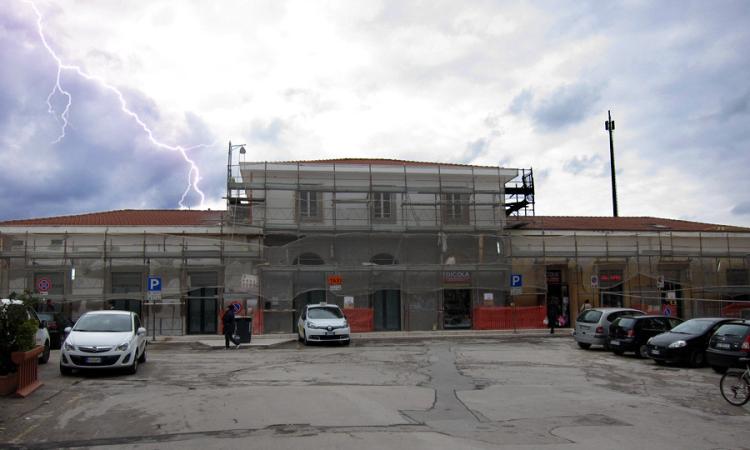 Civitanova, grosso spavento per un fulmine nei pressi della stazione