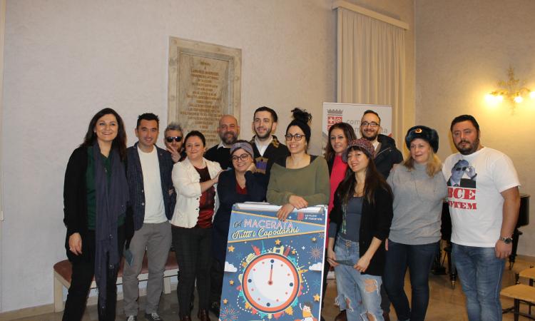 A Macerata il Capodanno dura di più: brindisi da mezzogiorno alle tre di notte