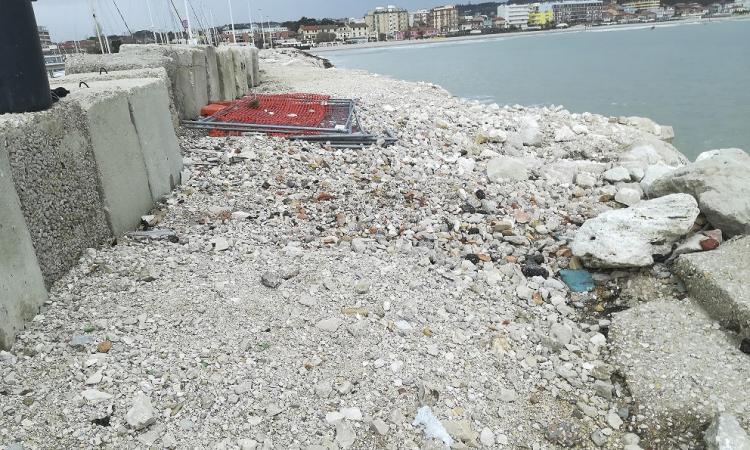 Civitanova, puliti gli scogli nella zona porto: verrà installata anche un'ulteriore postazione di cassonetti differenziati