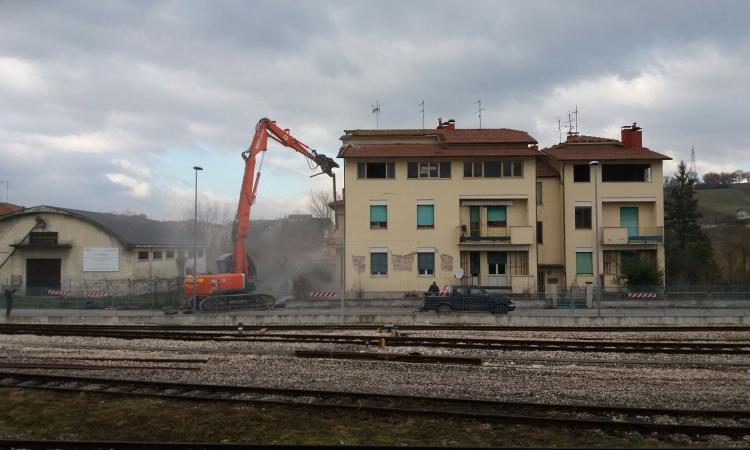 Castelraimondo, al via i lavori per la demolizione di un palazzo danneggiato dal sisma