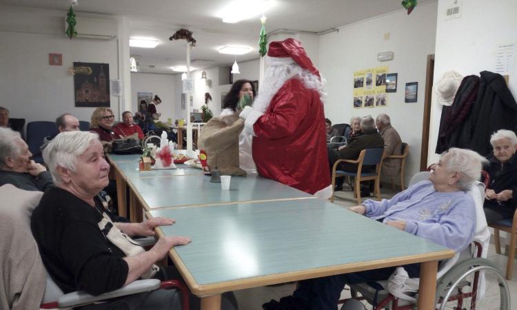 Treia, Babbo Natale in visita alla casa di riposo