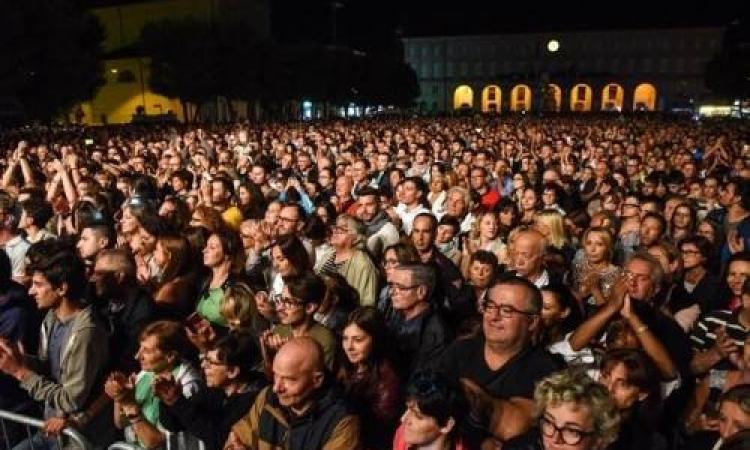 Civitanova, Concerto di Capodanno in piazza con Roberto Ghergo e il Baldoria Tour