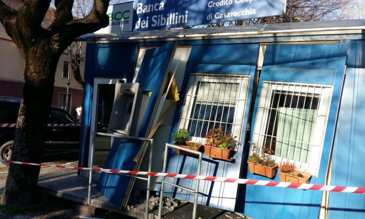 Assalto di Natale al bancomat: distrutto il container della Bcc dei Sibillini a Caldarola