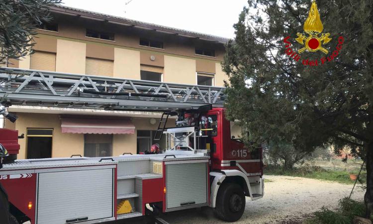 Treia, a fuoco un sottotetto in località Vallonica
