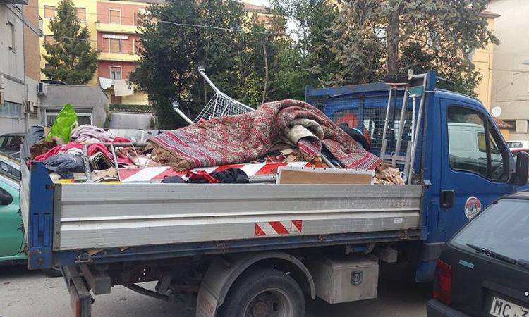 Civitanova, sgombro dei bivacchi dietro la stazione: "operatività allo stato puro"