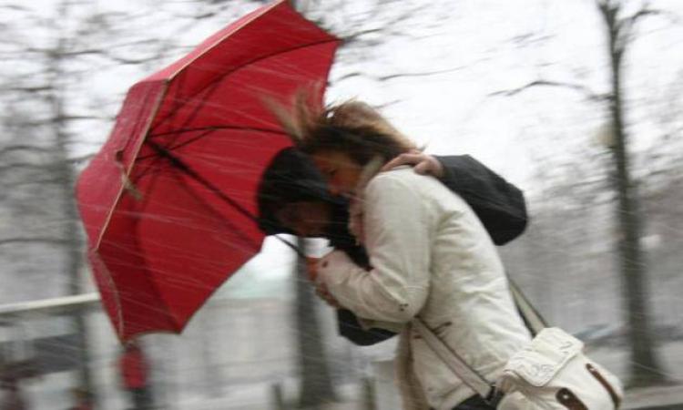 Vento forte sulle zone interne delle Marche: allerta della Protezione Civile