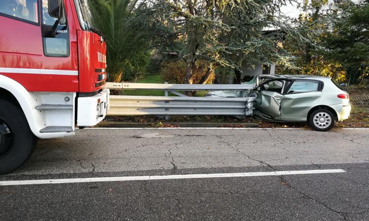 Sbanda e si schianta contro il guard rail: paura in via Valenti a Macerata