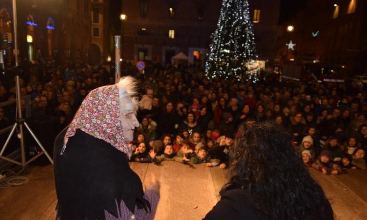 Tolentino, tante befane in piazza della Libertà - FOTO