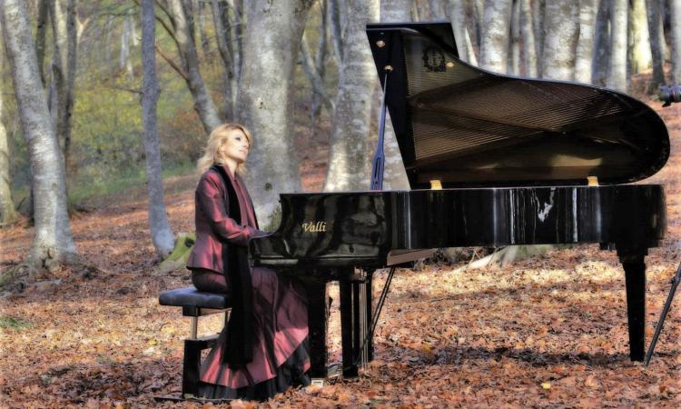 Cinzia Pennesi e Piano Travel Italy nella faggeta di Canfaito