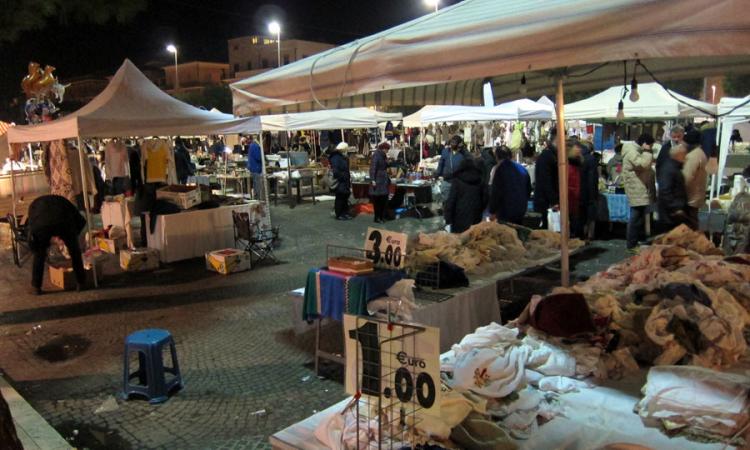 Civitanova, problema al generatore e bancarelle al buio in piazza XX Settembre