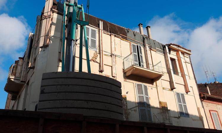 Al via la demolizione dell'edificio simbolo della “Tolentino ferita dal sisma”
