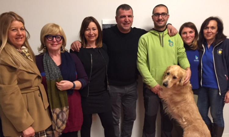 Tolentino, il Rotary adotta un cane addestrato e lo dona ad una famiglia per la pet therapy