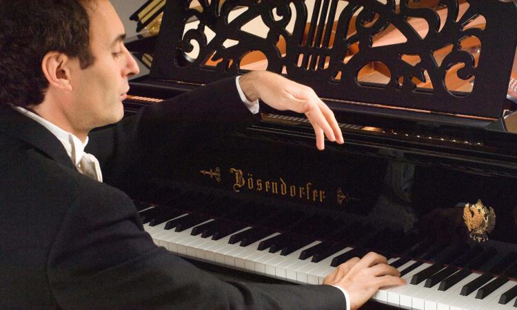 Al Politeama di Tolentino concerto del Maestro Gianluca Luisi, uno dei migliori pianisti italiani del nostro tempo