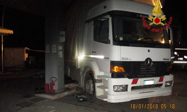 Villa Potenza, furto al distributore Q8: camion rubato abbatte colonnina di carburante