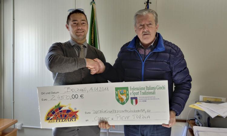 Pieve Torina, una donazione per la scuola dell'infanzia