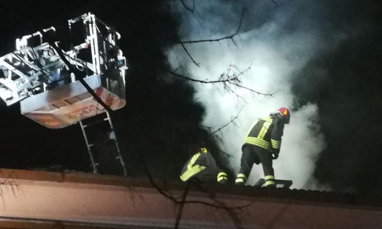 Macerata, panico in via Pace: fumo camino spaventa i residenti - FOTO