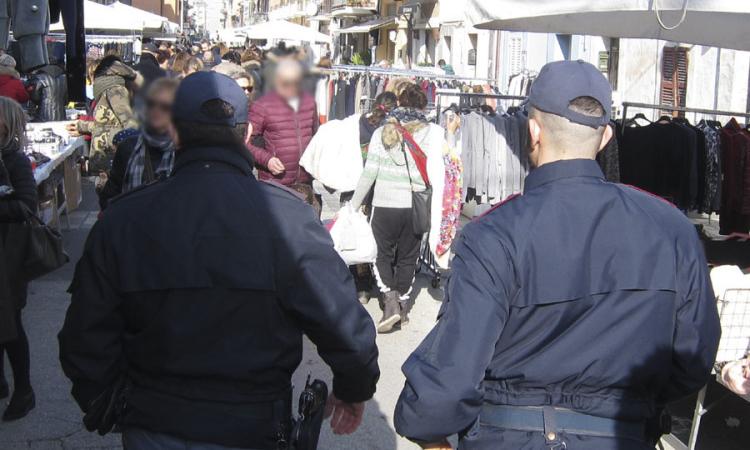 Civitanova, controlli interforze al mercato settimanale per contrastare l'abusivismo