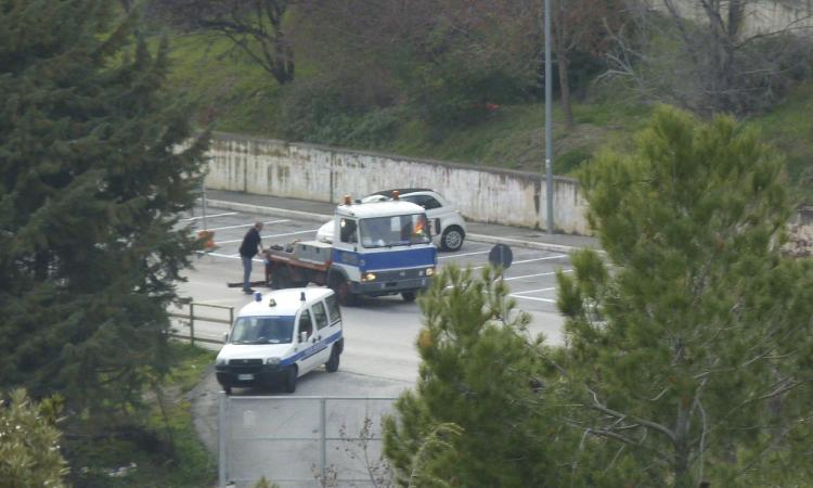 Macerata: prima fanno le strisce intorno alla macchina, poi il carroattrezzi la porta via