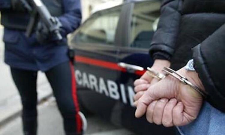 Polverina, si rifiuta di sottoporsi ai controlli e viene arrestato