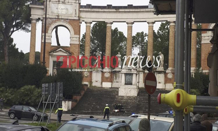 Fa il saluto romano e si lascia arrestare davanti al Monumento ai Caduti di Macerata: preso il killer dell'Alfa 147 - VIDEO