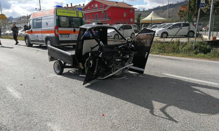 San Ginesio, frontale fra un'auto e un'Apecar: due feriti, allertata l'eliambulanza - VIDEO