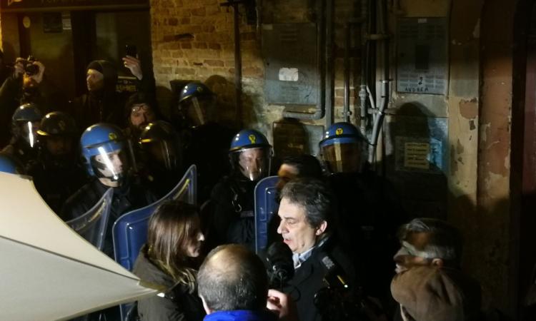 Roberto Fiore e Forza Nuova a Macerata: scontri e cariche della polizia - VIDEO