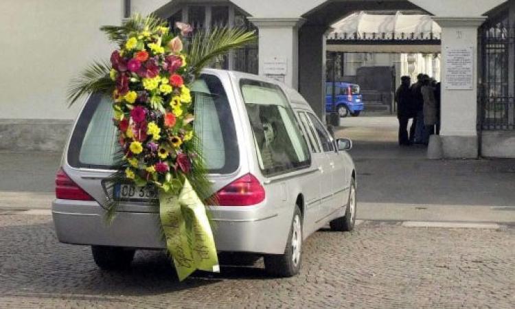 Carro funebre diretto a Macerata sequestrato a Genova con la salma dentro: non aveva l'assicurazione