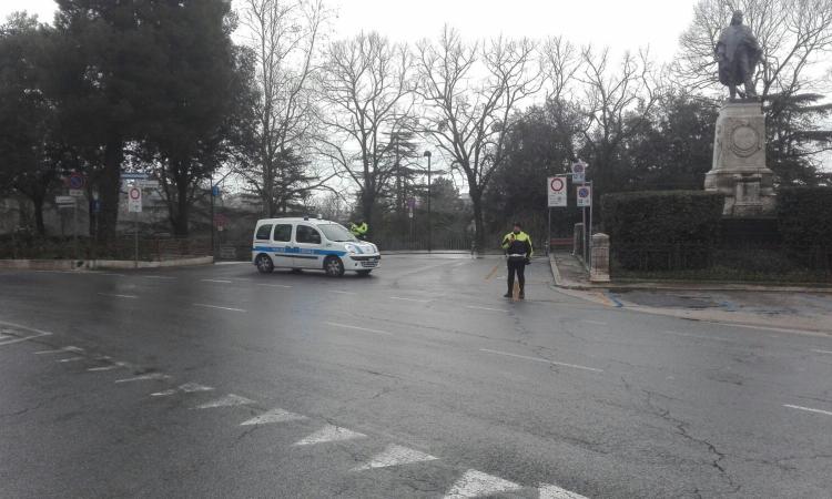 Strade deserte e pochi negozi aperti: Macerata blindata si prepara al corteo