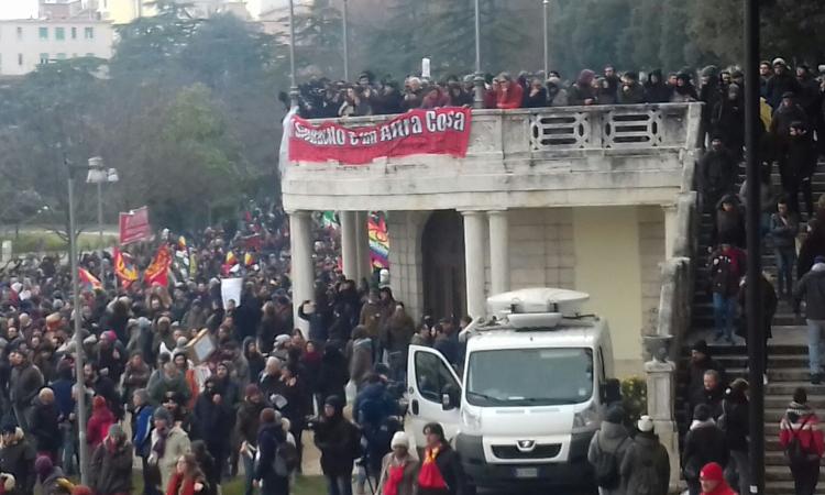 Il corteo antifascista sfila: iniziata manifestazione senza problemi - FOTO e VIDEO